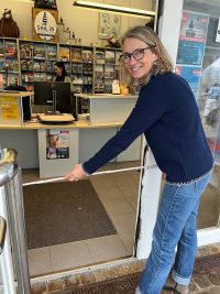 Sie nimmt auch mal den Zollstock zur Hand: Prüferin Marina Rochel bewertet die Tourist-Info Hafeninsel. Sie nimmt auch mal den Zollstock zur Hand: Prüferin Marina Rochel bewertet die Tourist-Info Hafeninsel. © Brockmann, Erlebnis Bremerhaven